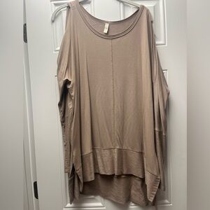 Women’s small oversized tan top